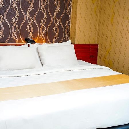 Jle'S Hotel Манадо Екстер'єр фото